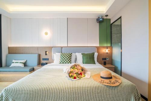 Ένα ή περισσότερα κρεβάτια σε δωμάτιο στο Kunming Spring City Boutique Hotel