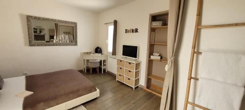 15min de la Cité de Carcassonne dans petit village, chambre au calme, petit-déjeuner et jacuzzi en supplément