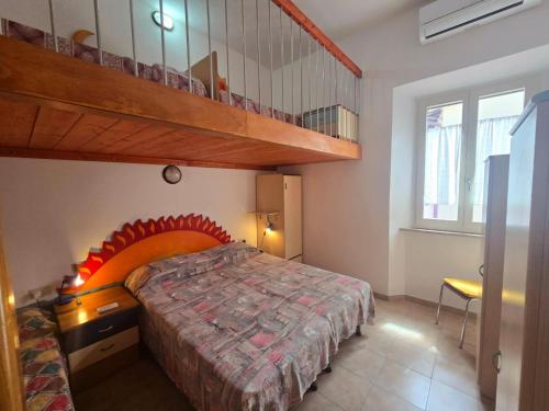 a bedroom with a bed with a loft at Appartamento Soliluna - Goelba in Cavo