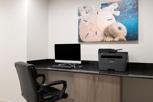 an office with a desk with a computer and a printer at Garner Hotel Virginia Beach North by IHG in Virginia Beach