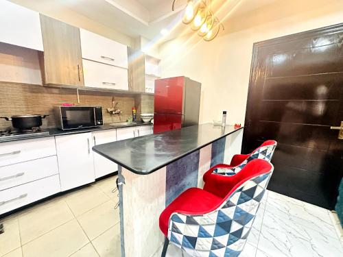 Kuchyň nebo kuchyňský kout v ubytování Two Bed Luxury Apartment