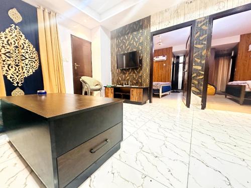 TV a/nebo společenská místnost v ubytování Two Bed Luxury Apartment