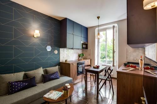 Il comprend un salon et une cuisine avec un canapé et une table. dans l'établissement La Casa Nissarte, à Nice