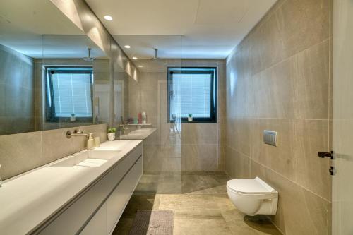 Bilik mandi di Gibor Penthouse