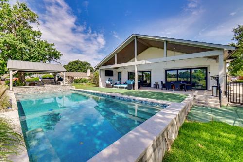 Πισίνα στο ή κοντά στο Getaway Near Dallas with Retro-Style Game Room!