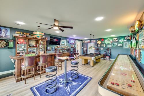 Τραπέζι μπιλιάρδου στο Getaway Near Dallas with Retro-Style Game Room!