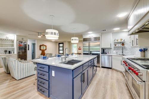 Η κουζίνα ή μικρή κουζίνα στο Getaway Near Dallas with Retro-Style Game Room!