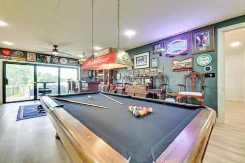 Τραπέζι μπιλιάρδου στο Getaway Near Dallas with Retro-Style Game Room!