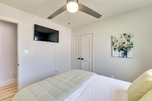 Ένα ή περισσότερα κρεβάτια σε δωμάτιο στο Getaway Near Dallas with Retro-Style Game Room!