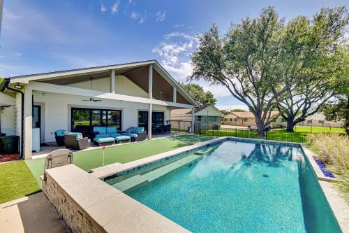 Πισίνα στο ή κοντά στο Getaway Near Dallas with Retro-Style Game Room!