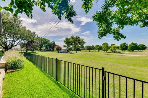 Κήπος έξω από το Getaway Near Dallas with Retro-Style Game Room!