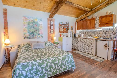 a bedroom with a bed and a kitchen at Casa di Cristina - Tra Montepulciano e il Lago Trasimeno in Casamaggiore