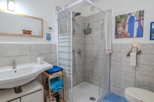 a bathroom with a shower and a sink at Casa di Cristina - Tra Montepulciano e il Lago Trasimeno in Casamaggiore