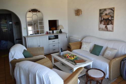 un salon avec un canapé et une table dans l'établissement Maison familiale vue mer, à Grosseto-Prugna