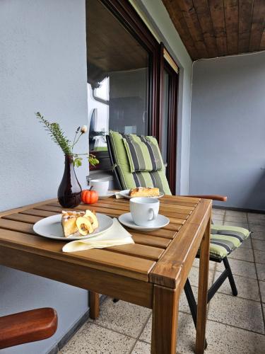 Una mesa de madera con un plato de comida encima. en Rad und Rudel Ferienwohnung, en Berg