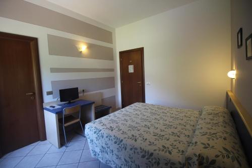 Un pat sau paturi într-o cameră la Albergo La Mimosa