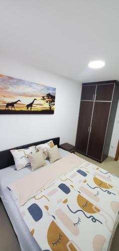 Postel nebo postele na pokoji v ubytování Royal Panorama Apartman & Free Garage Parking