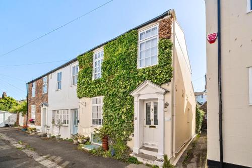 Το κτήριο όπου στεγάζεται  η παραθεριστική κατοικία