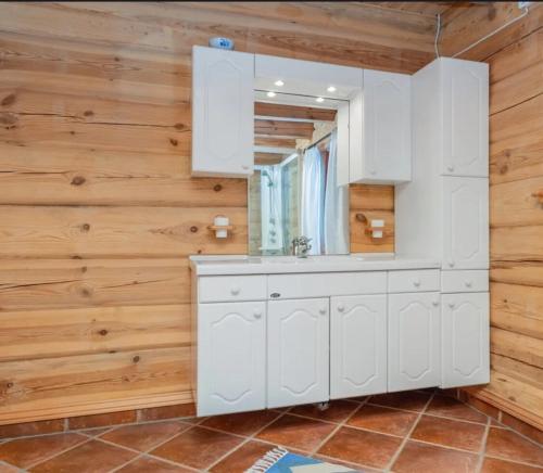 ein Badezimmer mit Waschbecken und Spiegel in der Unterkunft Karíbu-Welcome in Øyuvstad