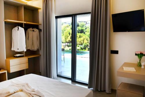 a bedroom with a bed and a sliding glass door at Moddissi Charme in Trappola