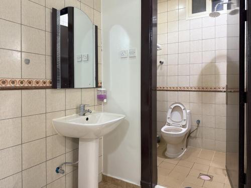 une salle de bain avec un lavabo et des toilettes dans l'établissement شقق ليال الربيع Lial alrabe, à Az Zulfi