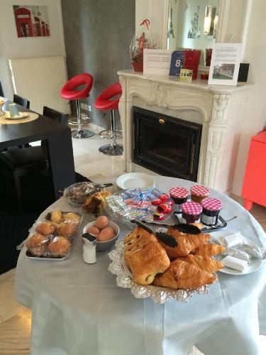 a table with many different types of bread and pastries at L'Eden B&B in Thiais