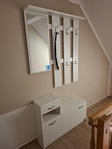 a mirror and a dresser in a room at Ferienwohnung Familie Siegl in Pouch