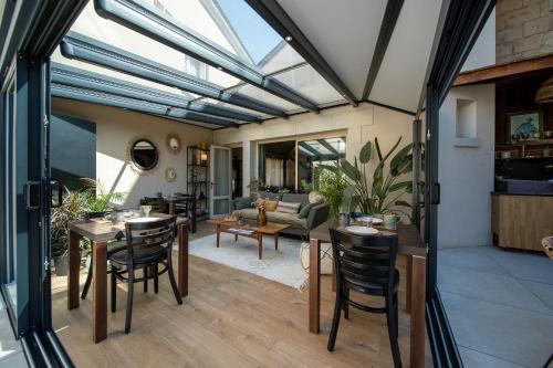 un salon décloisonné avec un plafond en verre dans l'établissement Hôtel Rive Sud, à Chinon