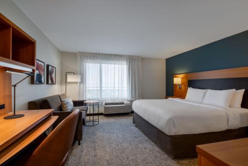 una habitación de hotel con una cama y un escritorio en TownePlace Suites by Marriott Albuquerque North, en Albuquerque