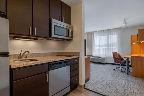 Una cocina o zona de cocina en TownePlace Suites by Marriott Albuquerque North