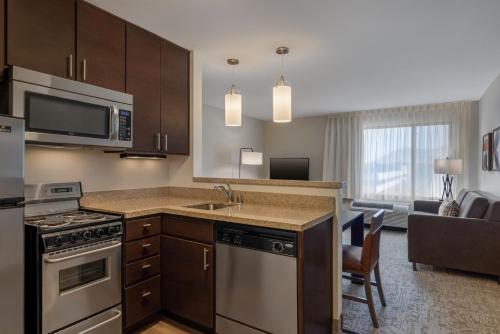 Una cocina o zona de cocina en TownePlace Suites by Marriott Albuquerque North