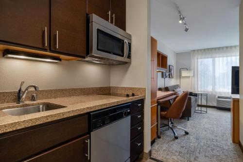 Una cocina o zona de cocina en TownePlace Suites by Marriott Albuquerque North