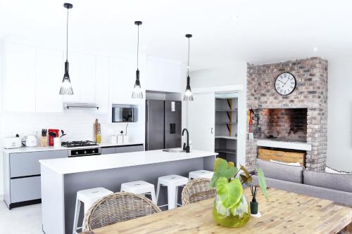 Una cocina y una sala de estar con mesa y sillas. en Riverview 2 #1 Self-catering accommodation, en Swakopmund