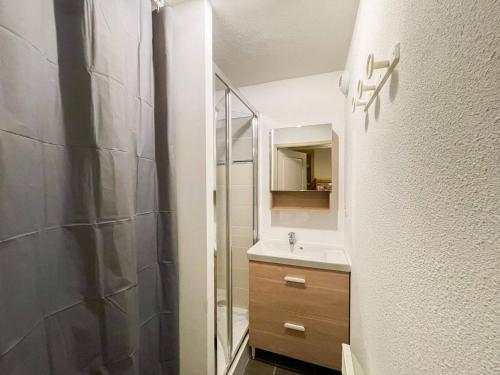 une salle de bain avec un lavabo et une douche dans l'établissement Confort pour 6/8 pers, près télécabine, terrasse - FR-1-265-369, à Modane