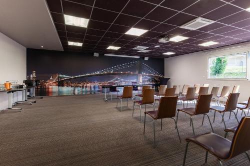 El área de trabajo o centro de convenciones de BRIT HOTEL - RESTAURANT Saint-Brieuc Langueux