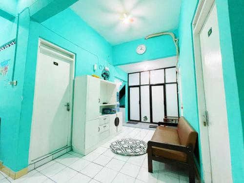 TimuranにあるBronk House 2 Tamsisの青い壁とベンチ付きのドアのあるキッチン