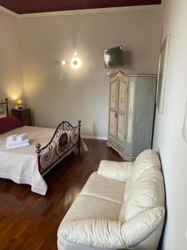 a living room with a couch and a dresser at Camere al Borgo Affittacamere in Monteprandone