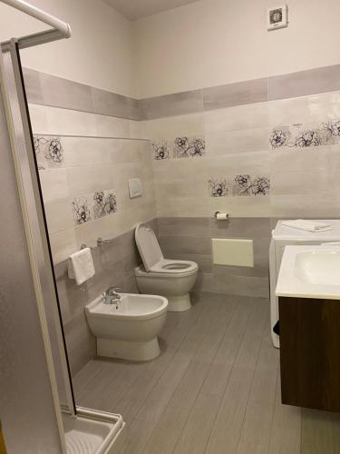 BistagnoにあるMonteverde Appartamentiのトイレと洗面台付きのバスルーム
