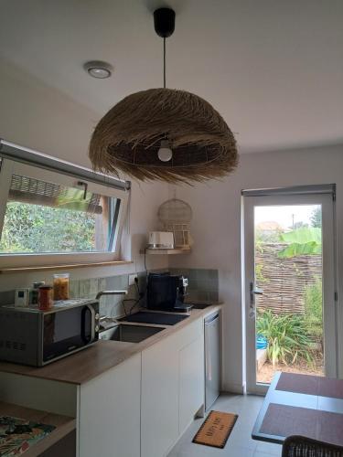 Dapur atau dapur kecil di La Bonbonnière en bois, Maison passive, Draps inclus, Parking sur rue facile & gratuit