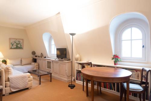 un salon avec un canapé et une table dans l'établissement Small haven with garden in the heart ofParis, à Paris