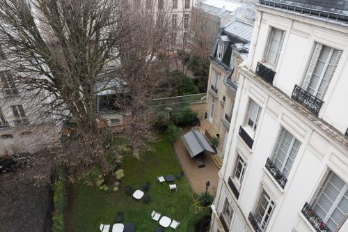 - une vue aérienne sur un jardin au milieu d'un bâtiment dans l'établissement Small haven with garden in the heart ofParis, à Paris
