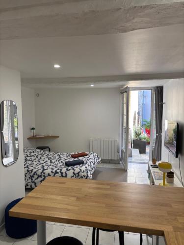 une chambre avec un lit et une table dans une pièce dans l'établissement Studio 83, à Caen