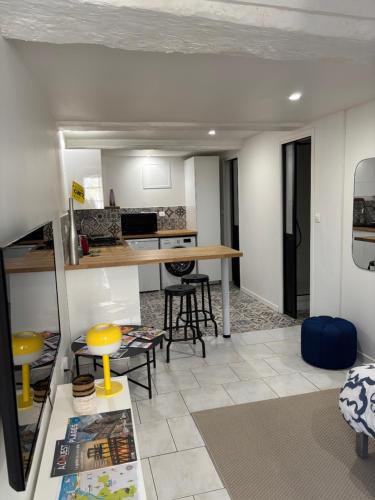 un salon avec une table et une cuisine dans l'établissement Studio 83, à Caen