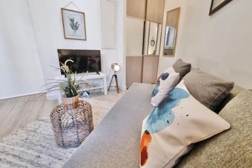 - un canapé avec une couverture dans le salon dans l'établissement #D8 The Pradel Championnet district City center, à Grenoble