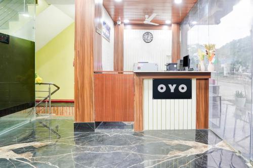 a lobby with an oro sign on a counter at Hotel O Pragati in Jairāmpura