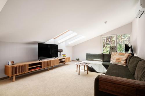 Forest & Waves - Luxury Seaside Retreat with Pool, 90m to the Beach & Pro Workstations