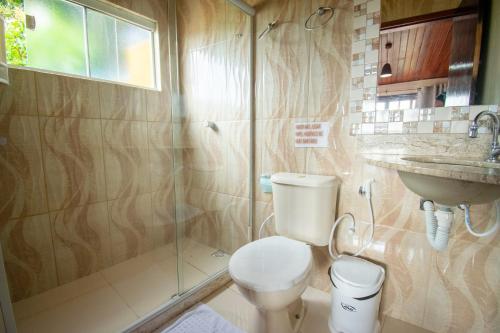 ein Badezimmer mit Toilette, Waschbecken und Dusche in der Unterkunft Flats Tartaruga Búzios in Búzios