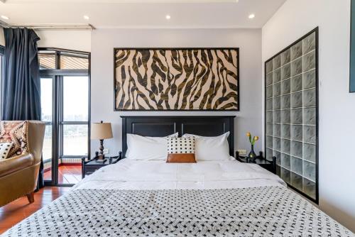 a bedroom with a bed and a large painting on the wall at Misty Nest High Altitude River View B&B Hongyadong Branch in Chongqing
