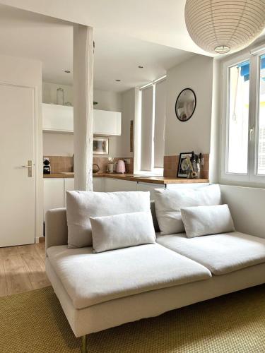 a white couch in a room with a kitchen at Il Piccolo - Cosy emplacement de rêve in Bandol