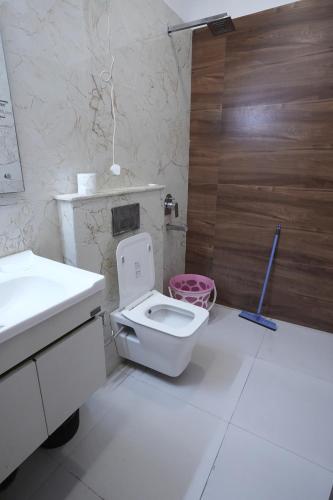 Bilik mandi di Hotel The Grand Paradise